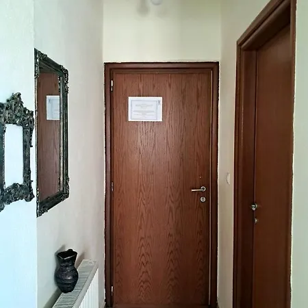 Menexe Apartments-kelyfos